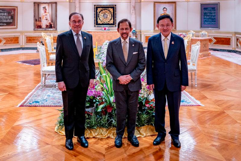 Anwar discusses Myanmar, South China Sea, intra-ASEAN trade issues with Brunei Sultan and Thaksin Anwar discusses Myanmar, South China Sea, intra-ASEAN trade issues with Brunei Sultan and Thaksin