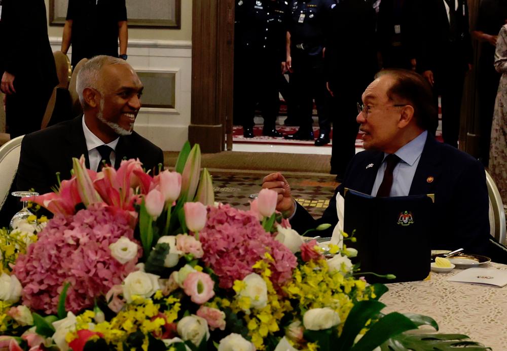Anwar hosts luncheon for Maldives president, witnesses MoU exchange to boost ties Anwar hosts luncheon for Maldives president, witnesses MoU exchange to boost ties