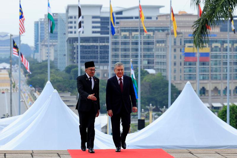 Anwar hosts luncheon for Uzbekistan President Anwar hosts luncheon for Uzbekistan President