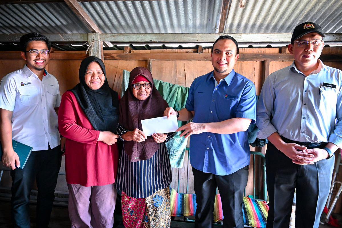 Anwar hulur sumbangan kepada ibu tunggal 10 anak hidup daif di Kuantan Anwar hulur sumbangan kepada ibu tunggal 10 anak hidup daif di Kuantan