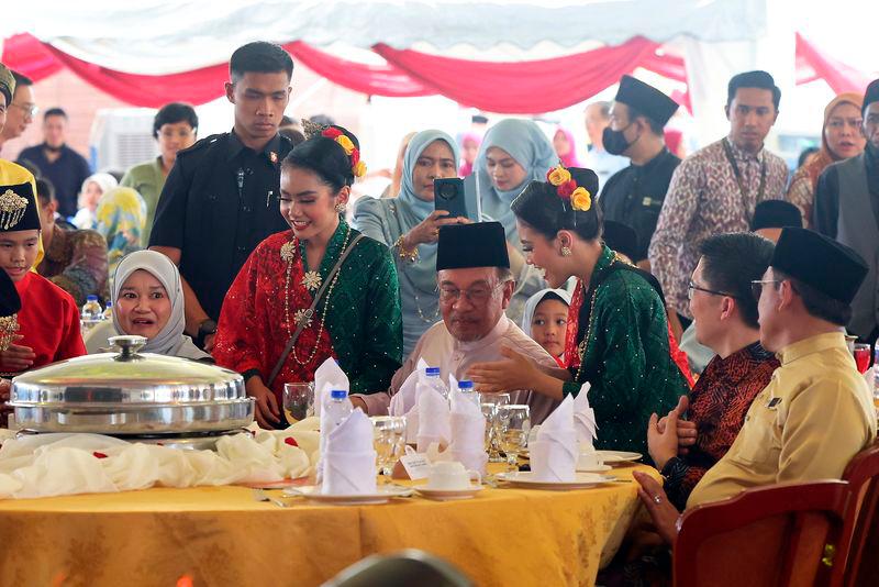 Anwar joins Raya celebrations at three ministries Anwar joins Raya celebrations at three ministries