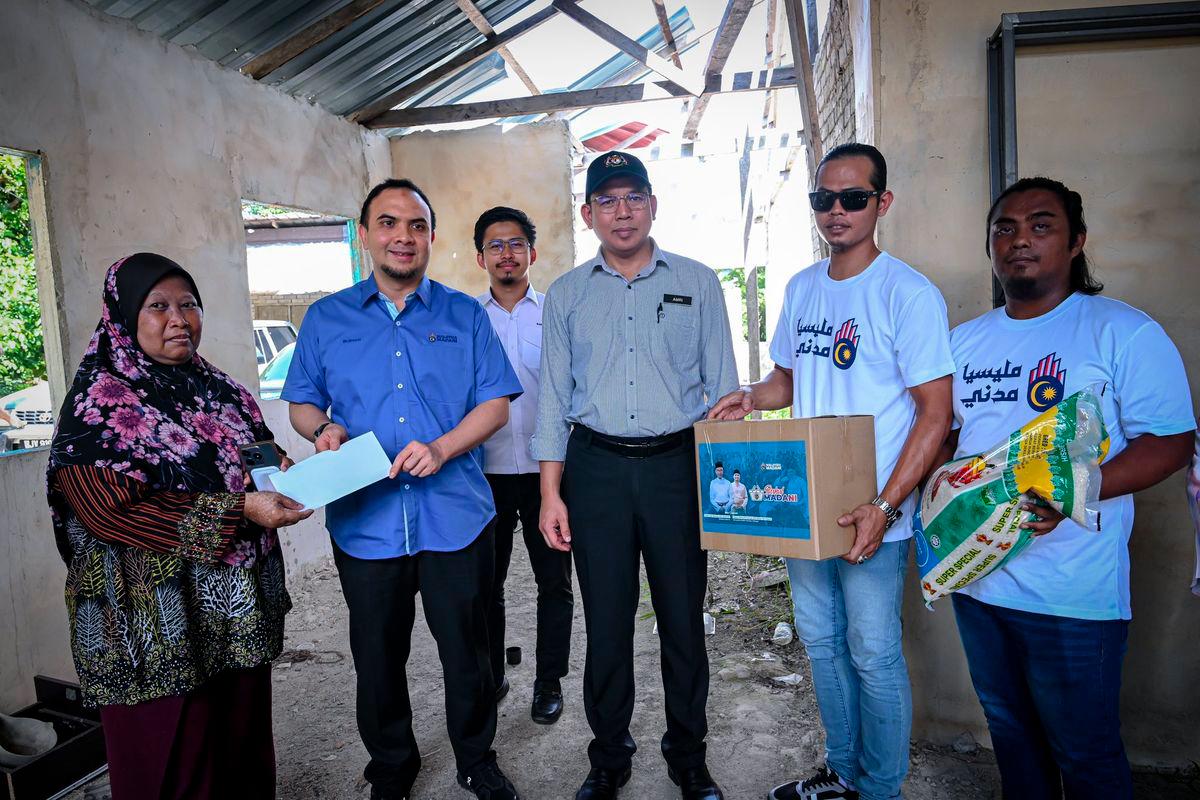Anwar presents contribution to poor single mother in Kuantan Anwar presents contribution to poor single mother in Kuantan