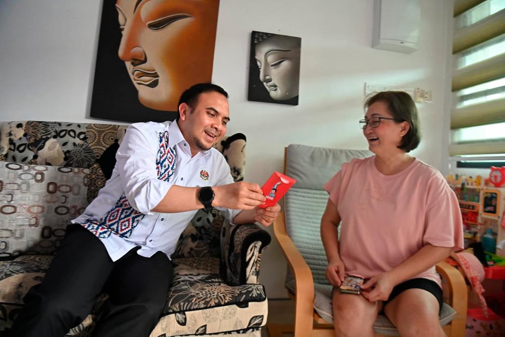 Anwar presents contributions to two women in conjunction with CNY Anwar presents contributions to two women in conjunction with CNY
