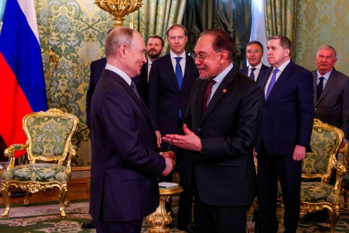 Anwar raises MH17 issue with Putin during Moscow visit