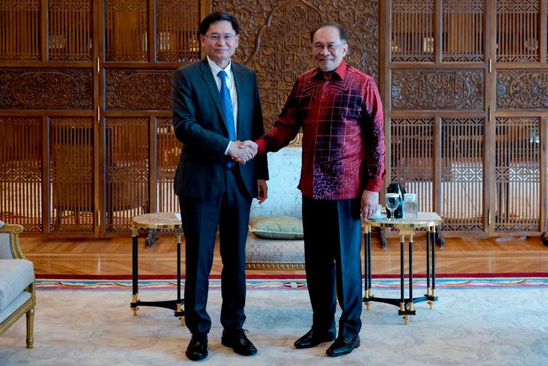 Anwar receives Guangxi Governor and delegation Anwar receives Guangxi Governor and delegation
