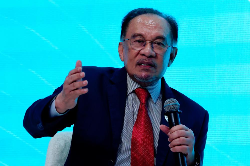 Anwar receives courtesy call from Dr Omar Suleiman, discusses Gaza ceasefire