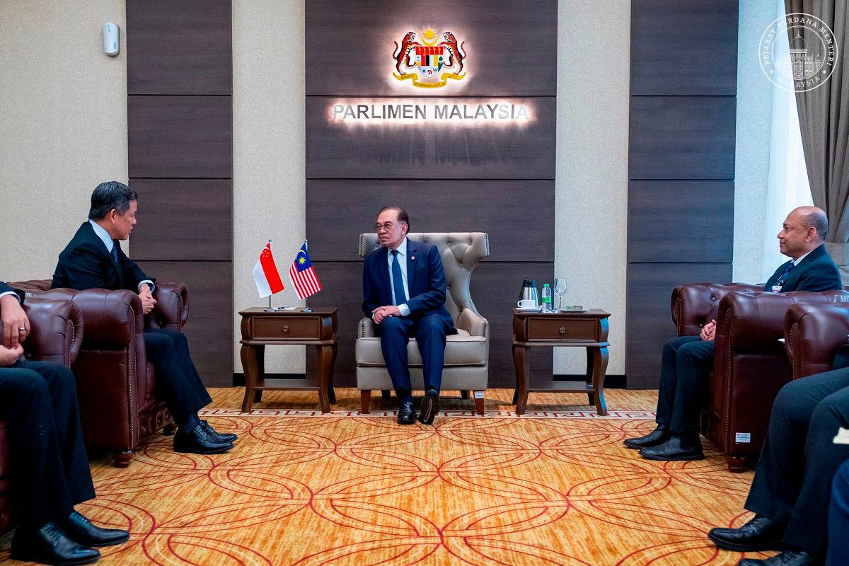 Anwar receives courtesy call from Singapore defence minister Anwar receives courtesy call from Singapore defence minister