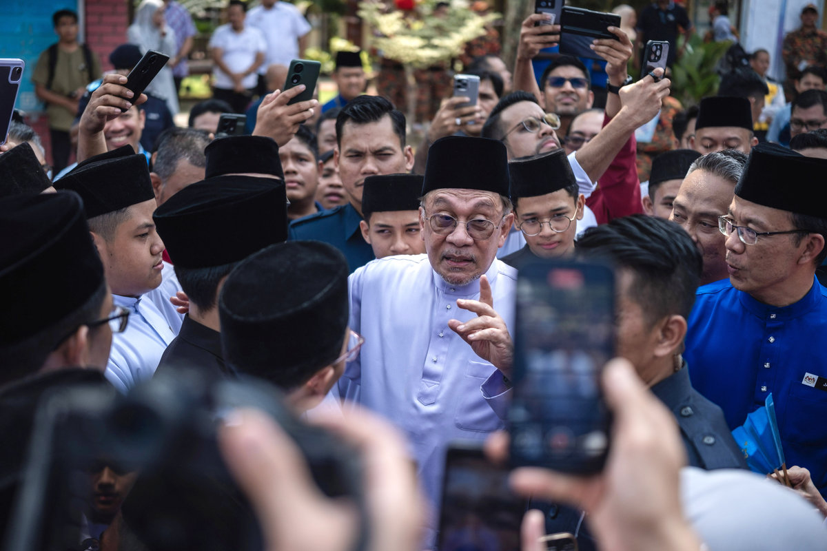Anwar visits SM Sains Alam Shah fire site