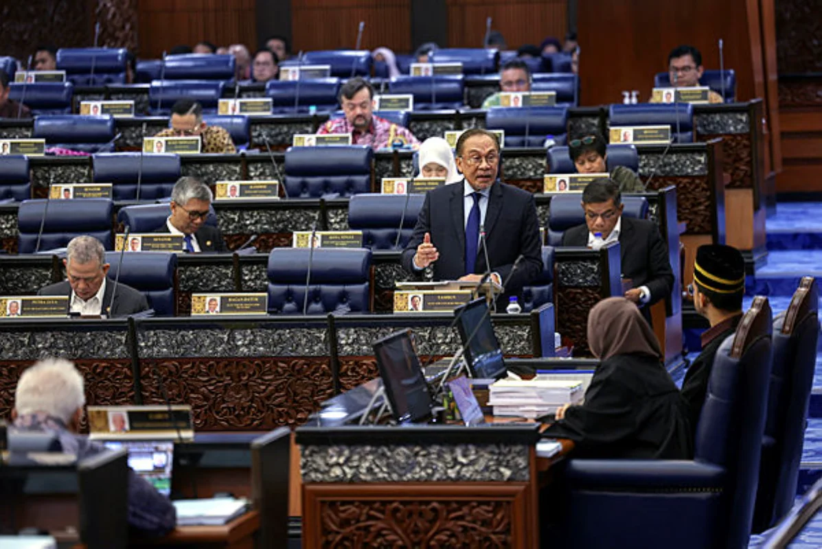 Anwar_announces_free_education_aid_for_OKU_students_in_Malaysia Anwar announces free education aid for OKU students in Malaysia