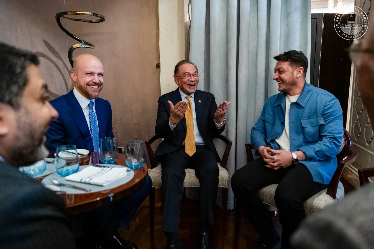 Anwar_terima_kunjungan_Mesut_Ozil_dan_anak_Presiden_Erdogan_di_Istanbul Anwar terima kunjungan Mesut Ozil dan anak Presiden Erdogan di Istanbul