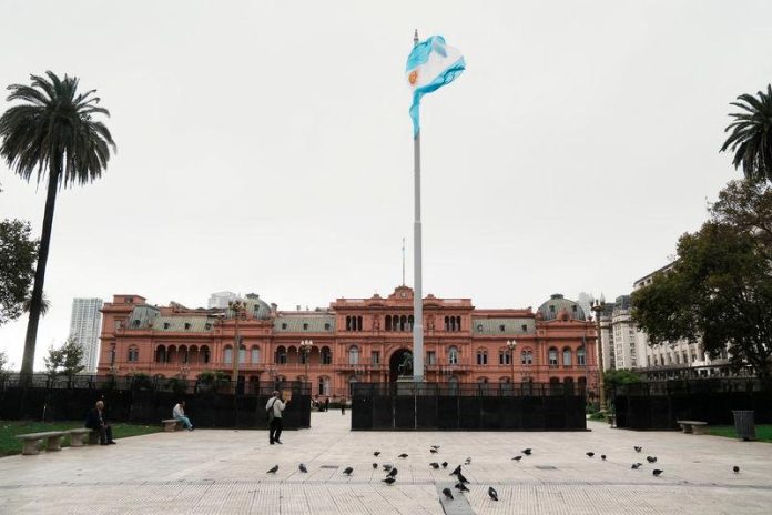 Argentina seals $20 billion IMF deal, tears down currency controls