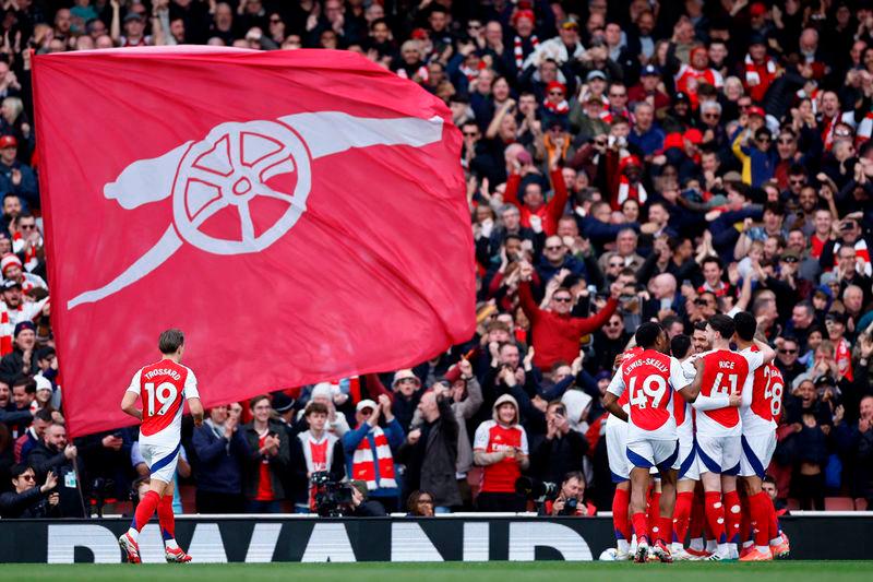 Arsenal edge out Chelsea, Man Utd beat Leicester