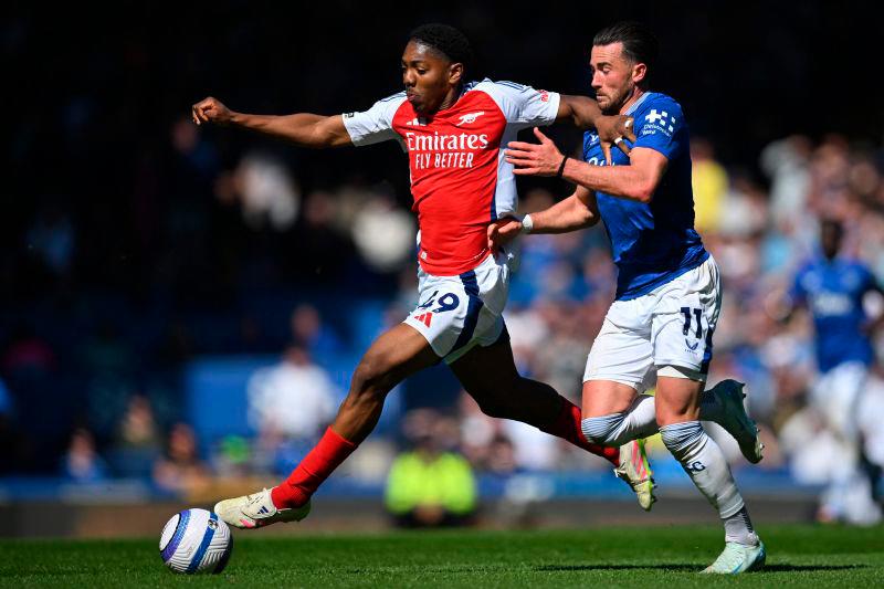 Arsenal held by Everton, Villa boost Euro bid Arsenal held by Everton, Villa boost Euro bid