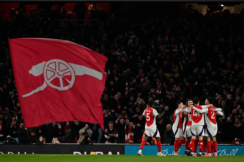 Arsenal thrash Man City to boost title challenge, Man Utd lose to Palace