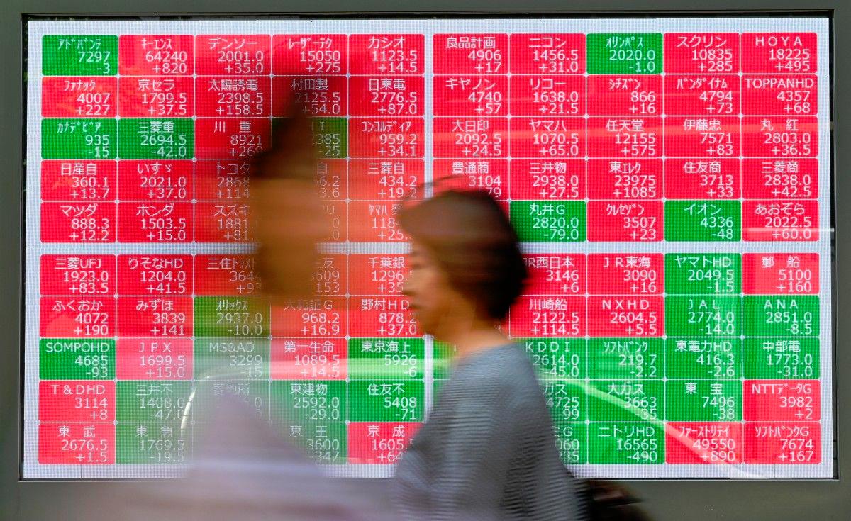 Asian markets extend gains as China-US talks head into second day Asian markets extend gains as China-US talks head into second day