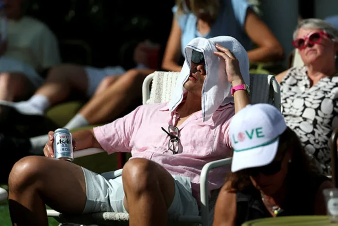 Australian Open players battle brutal 40C heat, use ice to cope