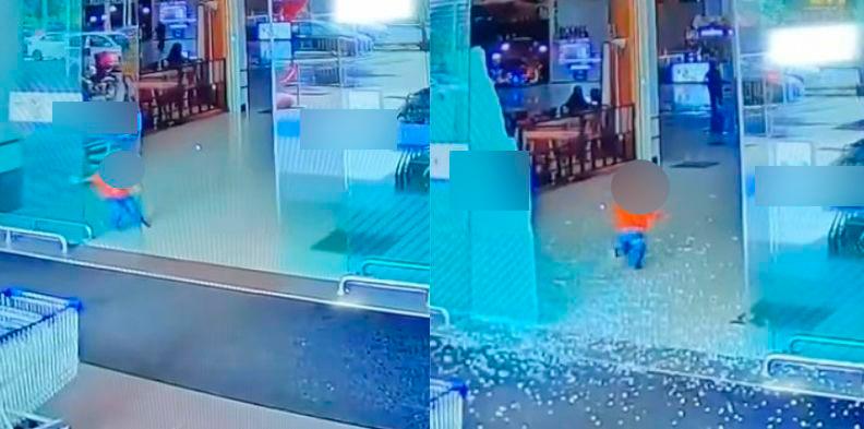 Automatic sliding door at Terengganu mall shatters after child uses hand to stop it Automatic sliding door at Terengganu mall shatters after child uses hand to stop it