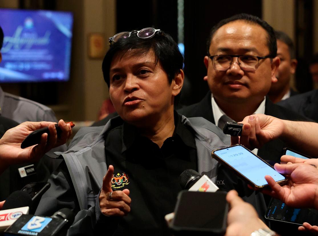 Azalina suggests government raise retirement age to 65 Azalina suggests government raise retirement age to 65