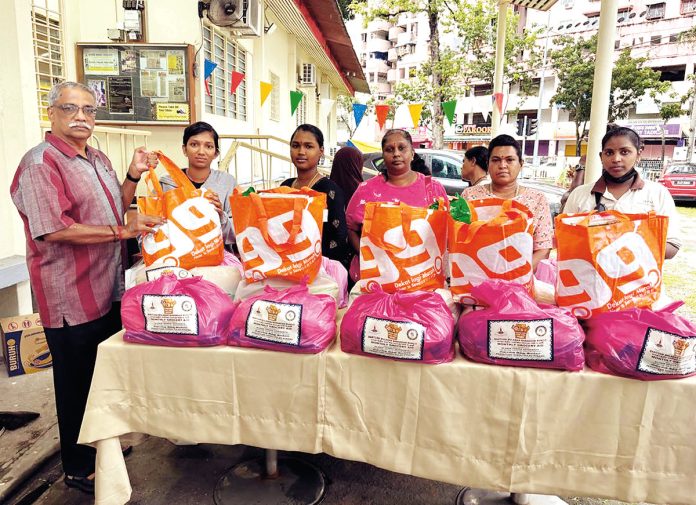 B40 families receive aid via free groceries initiative