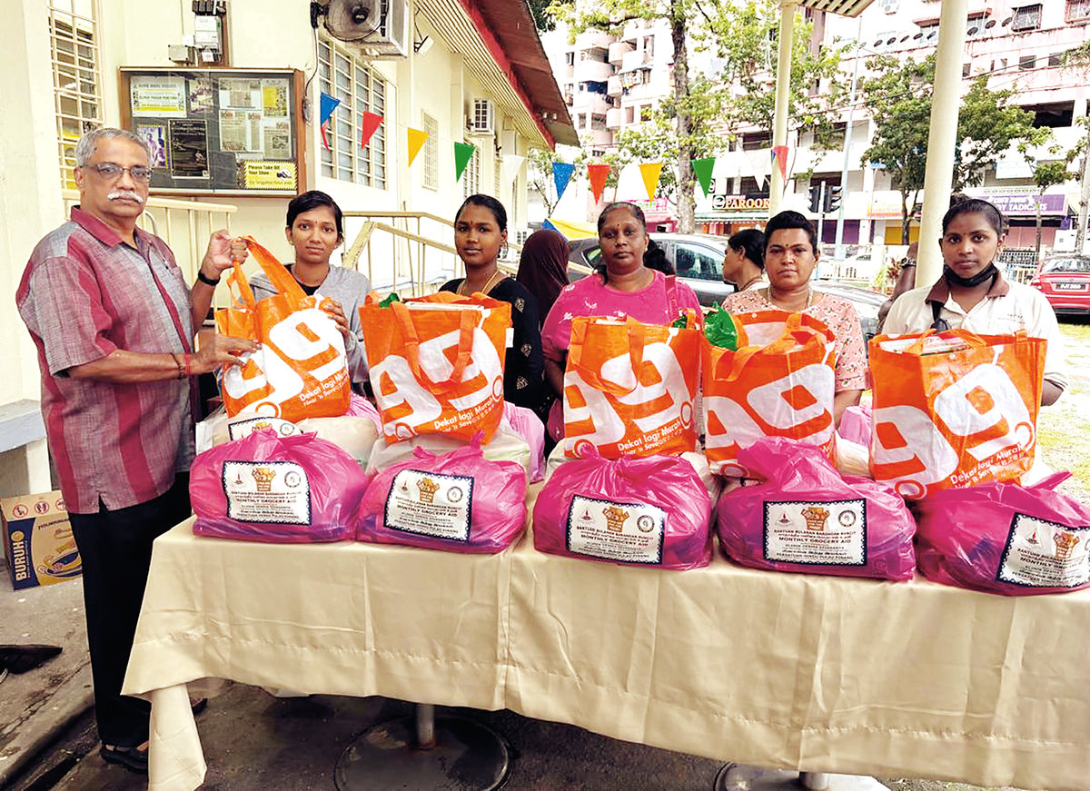 B40 families receive aid via free groceries initiative B40 families receive aid via free groceries initiative