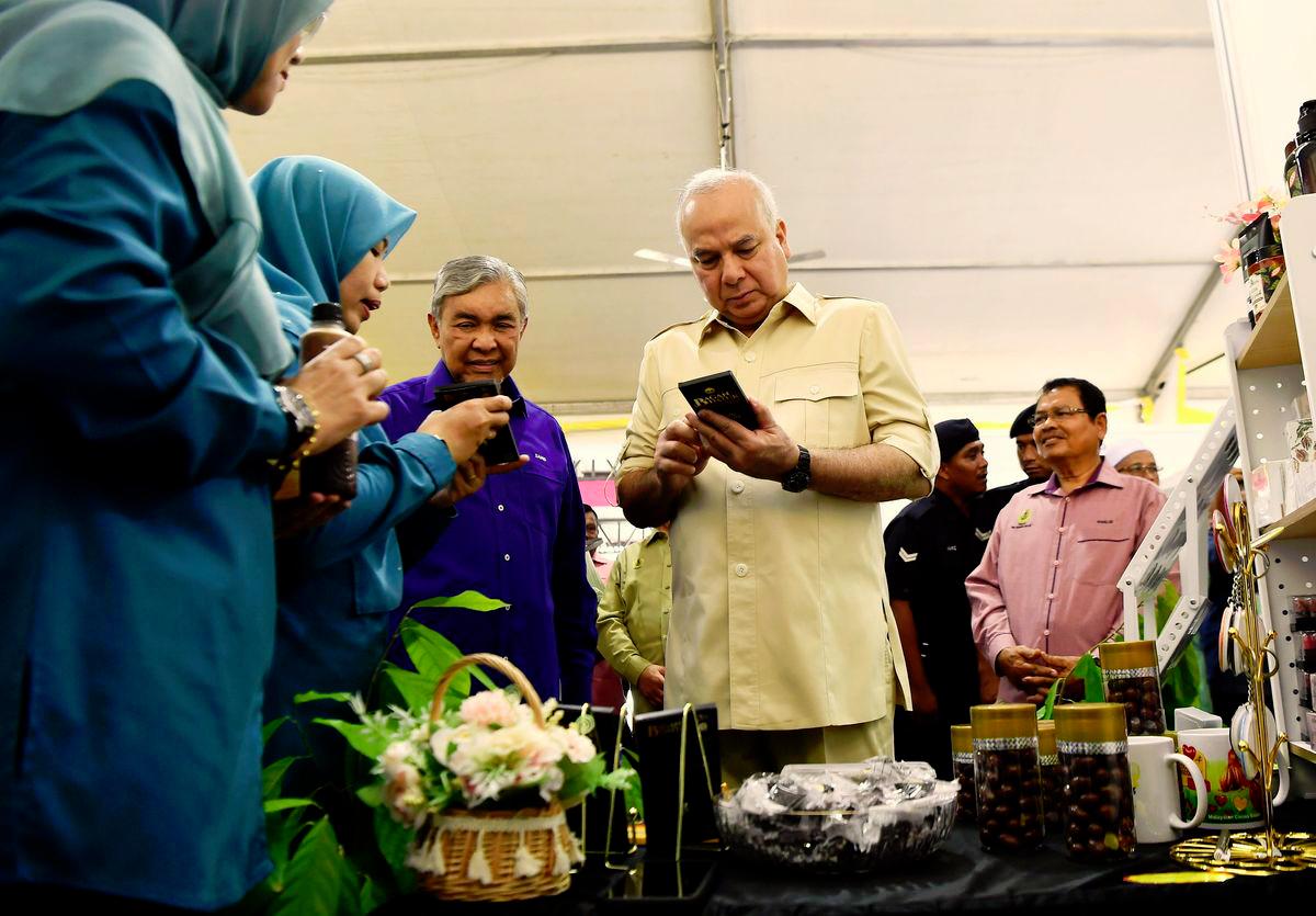 Bagan Datuk Waterfront Square transforms ‘cowboy town’ into tourist attraction – Ahmad Zahid Bagan Datuk Waterfront Square transforms ‘cowboy town’ into tourist attraction – Ahmad Zahid