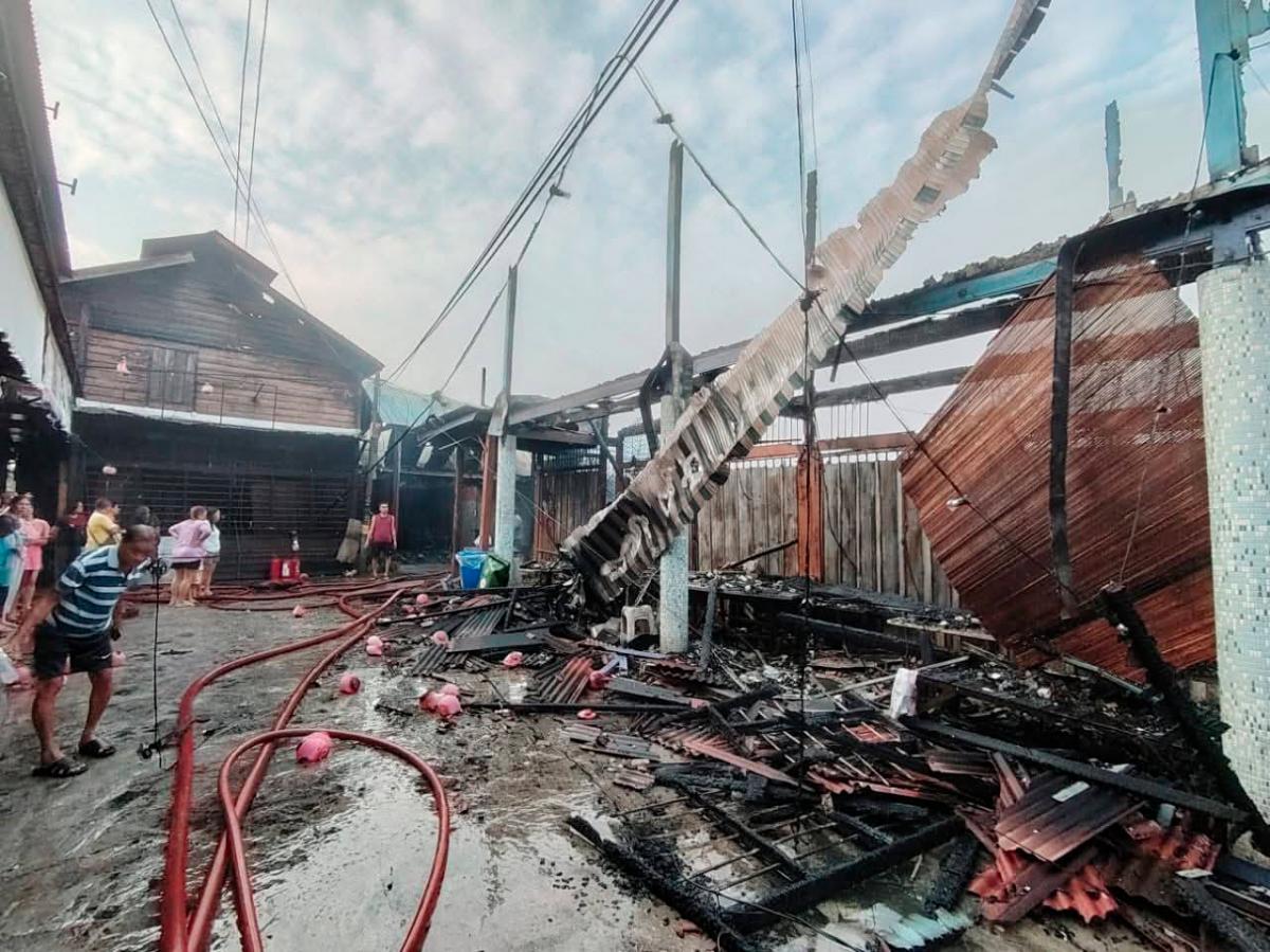 Bantuan segera untuk mangsa kebakaran 23 rumah di Bagan Datuk Bantuan segera untuk mangsa kebakaran 23 rumah di Bagan Datuk