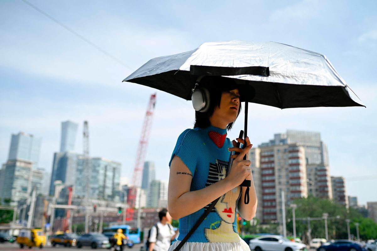 Beijing issues weather warning for hottest days of year Beijing issues weather warning for hottest days of year