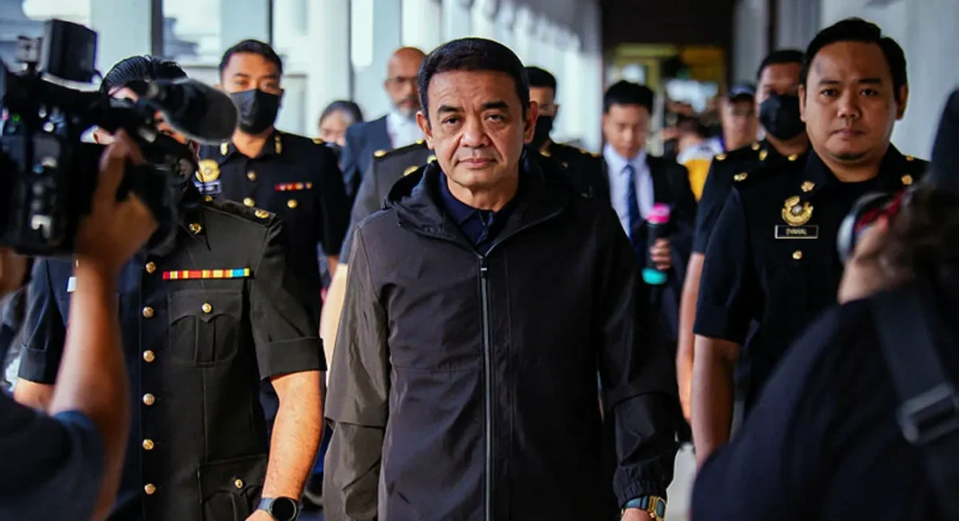 Bekas PTD didakwa terima lebih RM2.12 juta hasil aktiviti haram