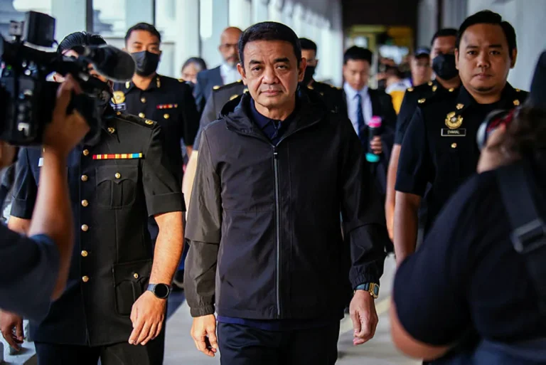 Bekas PTD didakwa terima lebih RM2.12 juta hasil aktiviti haram