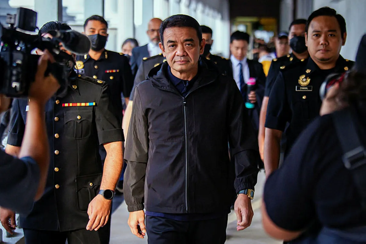 Bekas PTD didakwa terima lebih RM2.12 juta hasil aktiviti haram Bekas PTD didakwa terima lebih RM2.12 juta hasil aktiviti haram
