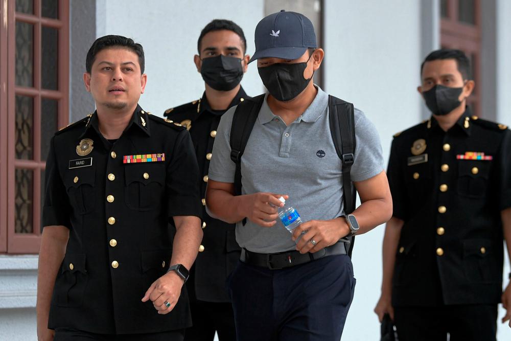 Bekas penjawat awam didakwa atas tuduhan rasuah, tuntutan palsu libat Istana Negara Bekas penjawat awam didakwa atas tuduhan rasuah, tuntutan palsu libat Istana Negara