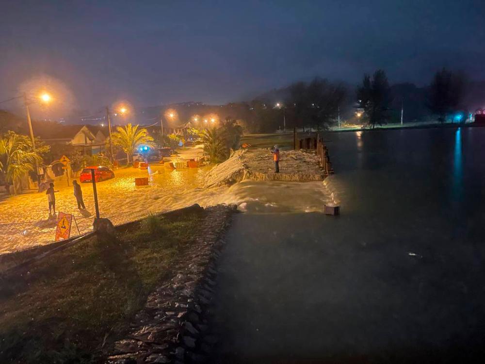 Benteng kolam takungan air Taman Sri Alam Saujana Utama pecah lagi, 35 rumah terjejas