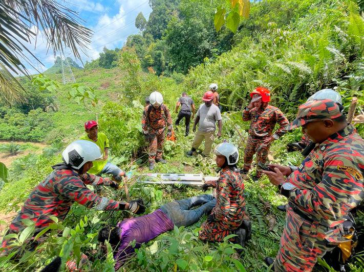 Bomba selamatkan pekerja kontraktor TNB terjatuh ke dalam lubang Bomba selamatkan pekerja kontraktor TNB terjatuh ke dalam lubang