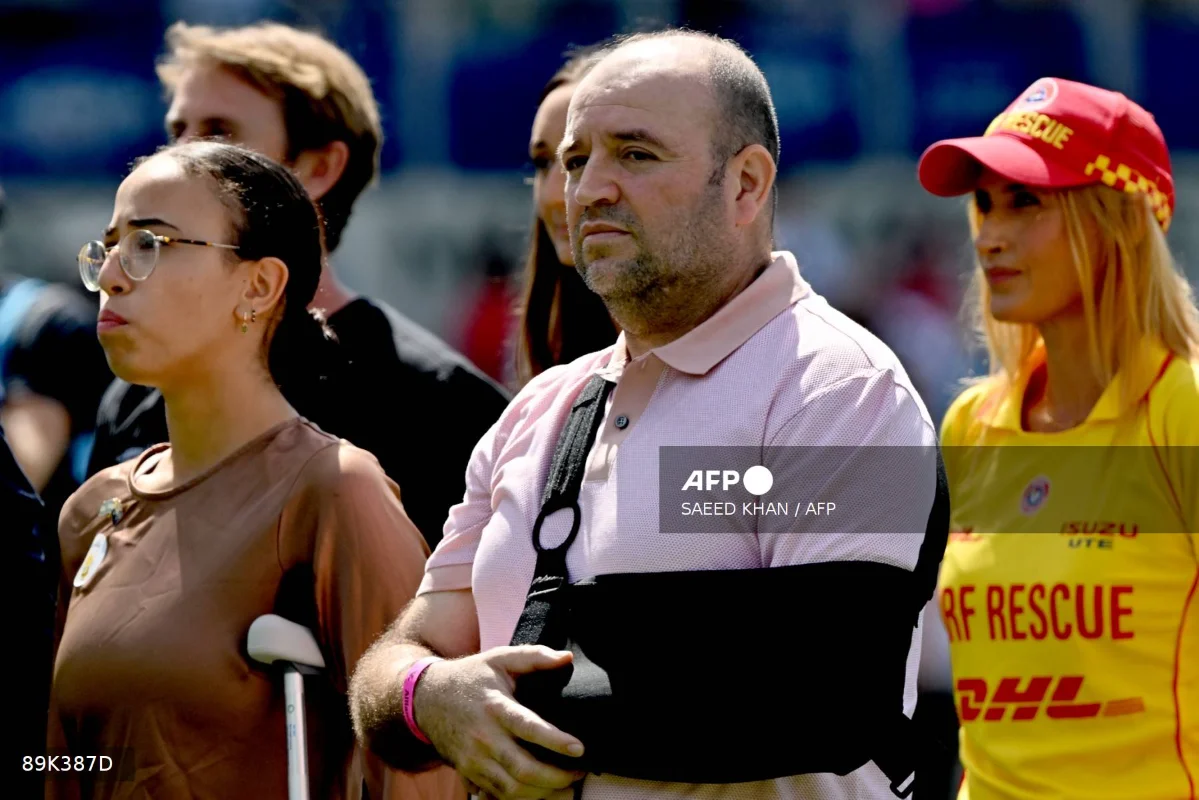 Bondi_shooting_heroes_honoured_at_Sydney_Ashes_Test
