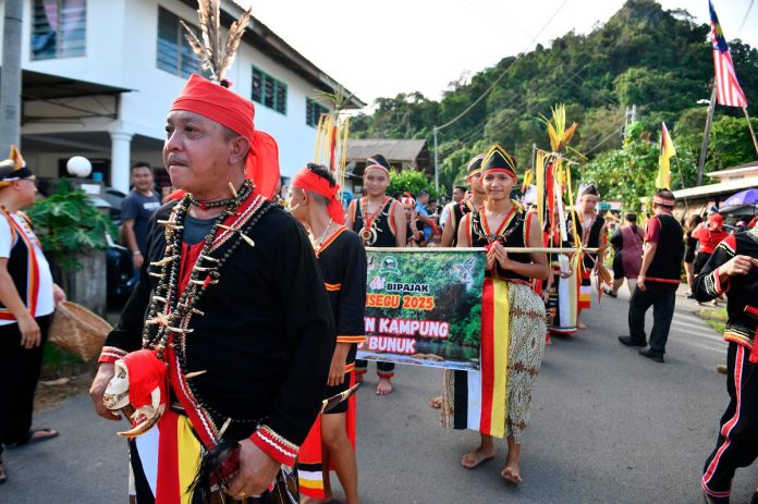 ‘Brarak and Bipijak Gawai’ parade showcases Bidayuh heritage