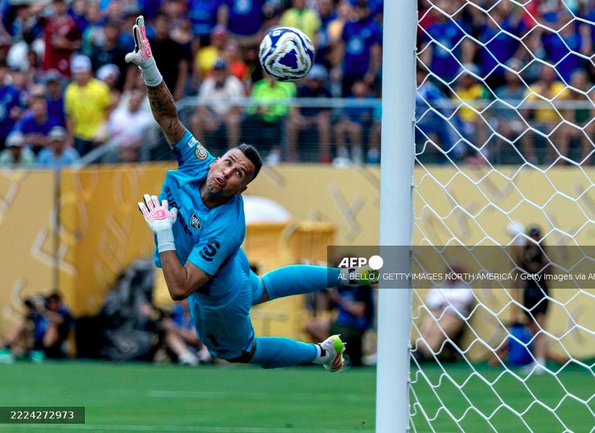 Brazilian goalkeeper Fabio matches Shilton’s record for most football appearances