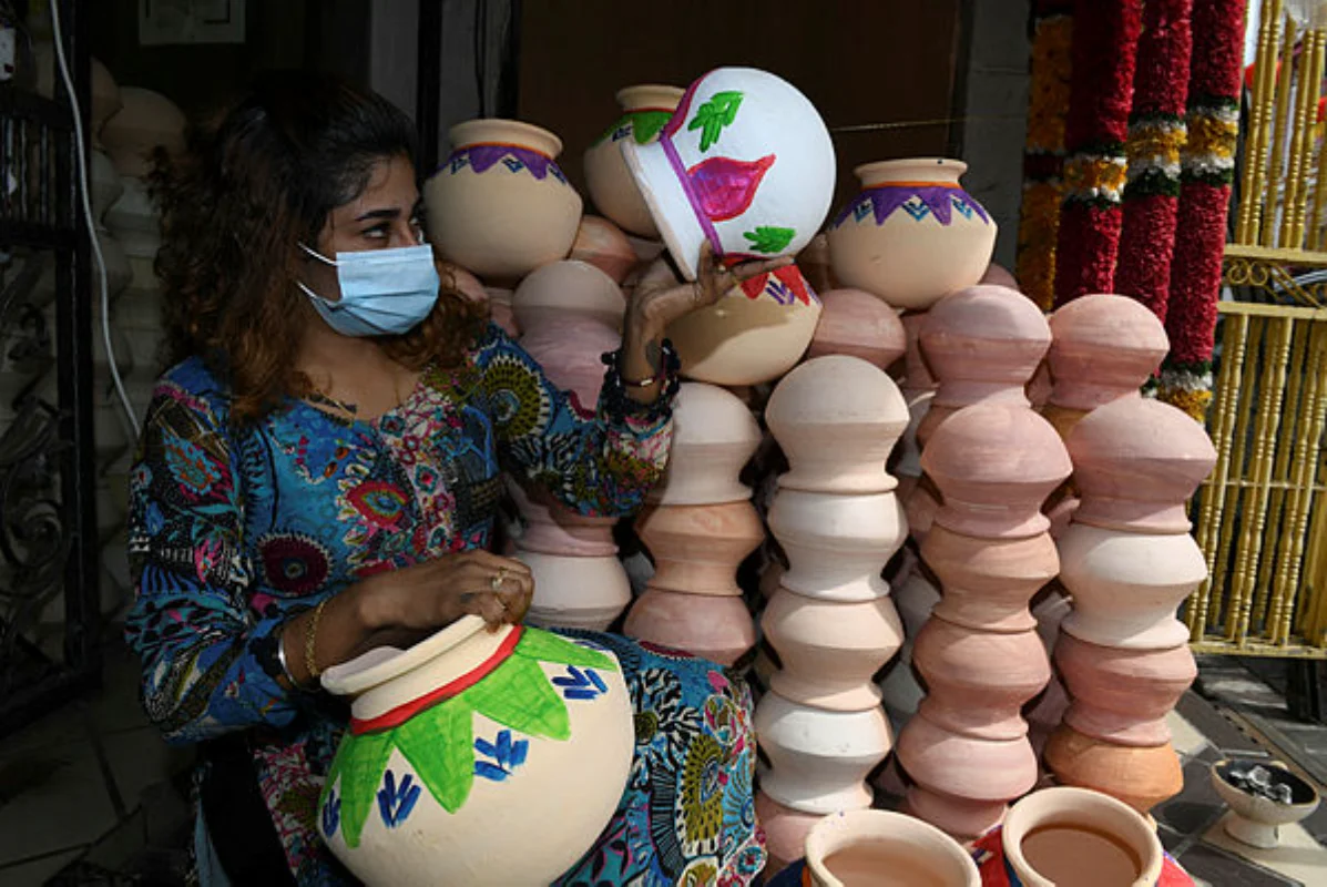 Brothers_uphold_traditional_Ponggal_pot_crafting Brothers uphold traditional Ponggal pot crafting