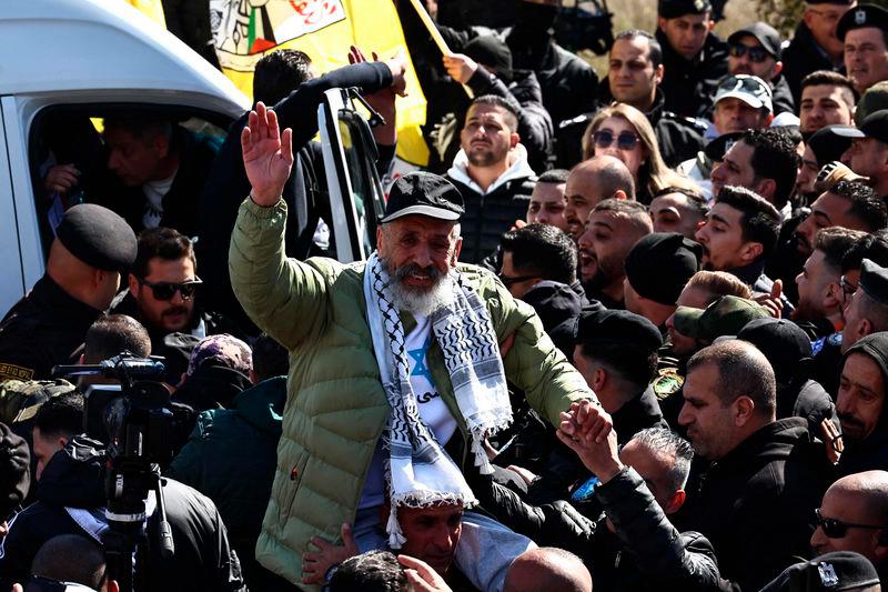 Bus carrying freed Palestinian prisoners arrives in Ramallah