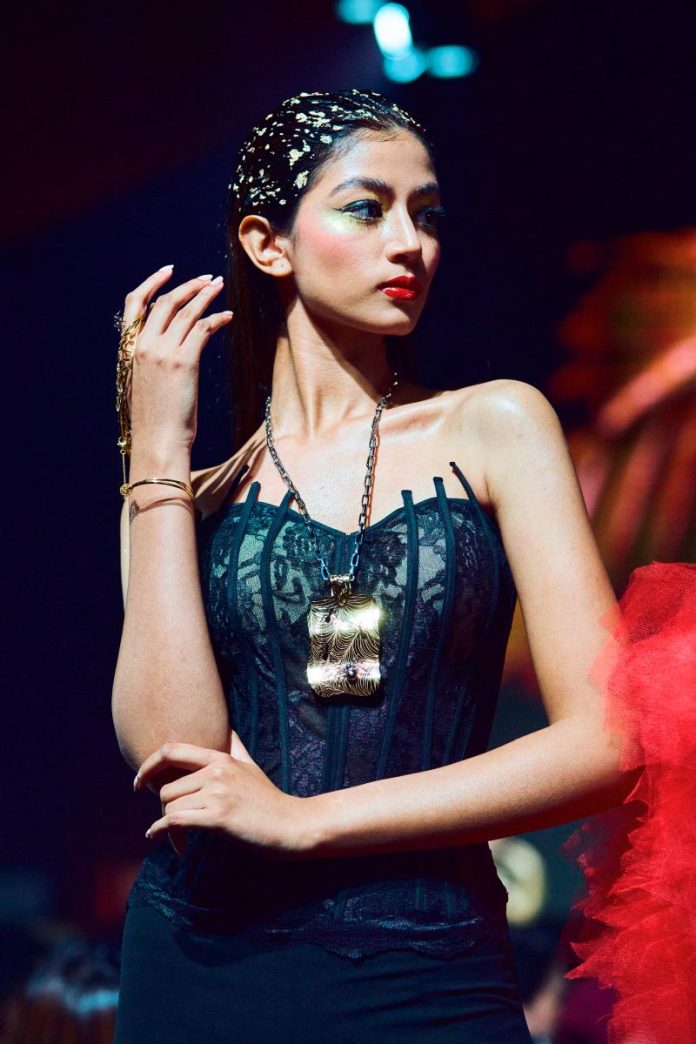 Chains of opulent expression