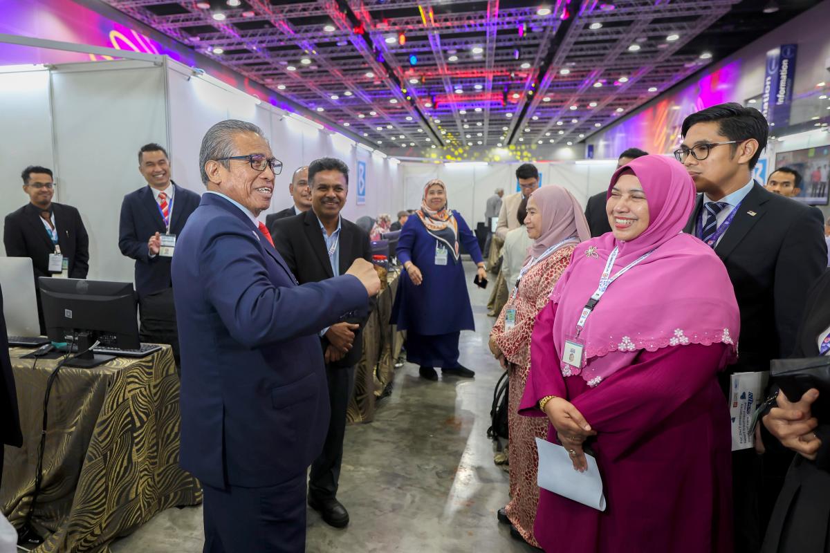 Chief Secretary to govt praises Bernama for outstanding ASEAN Summit coverage Chief Secretary to govt praises Bernama for outstanding ASEAN Summit coverage