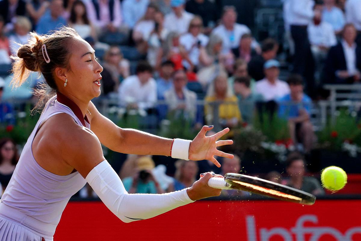 China's Zheng survives scare to reach Queen's last eight China's Zheng survives scare to reach Queen's last eight