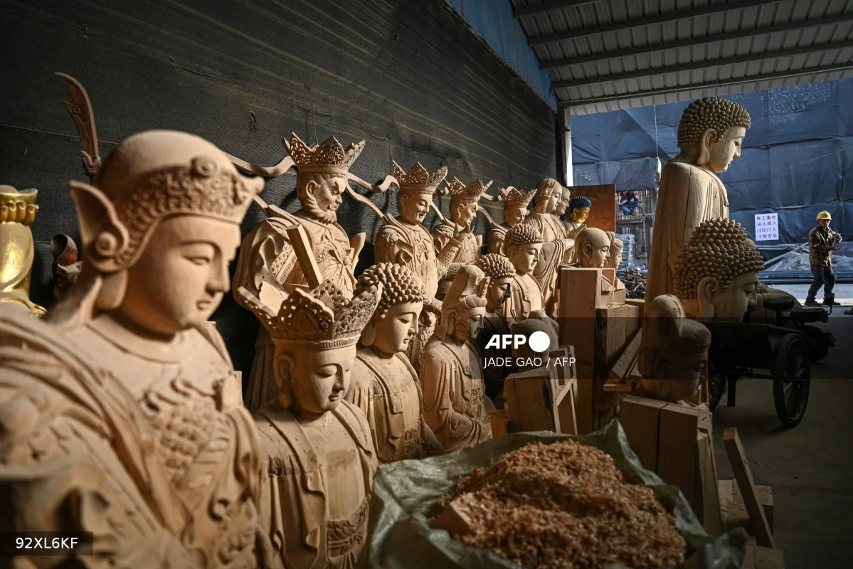 China_s_Buddha_artisans_struggle_as_a_centuries-old_trade_fades