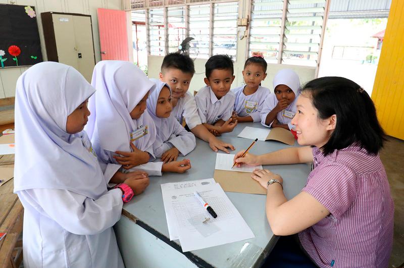 Chinese schools rely on pupils of other races to stay open
