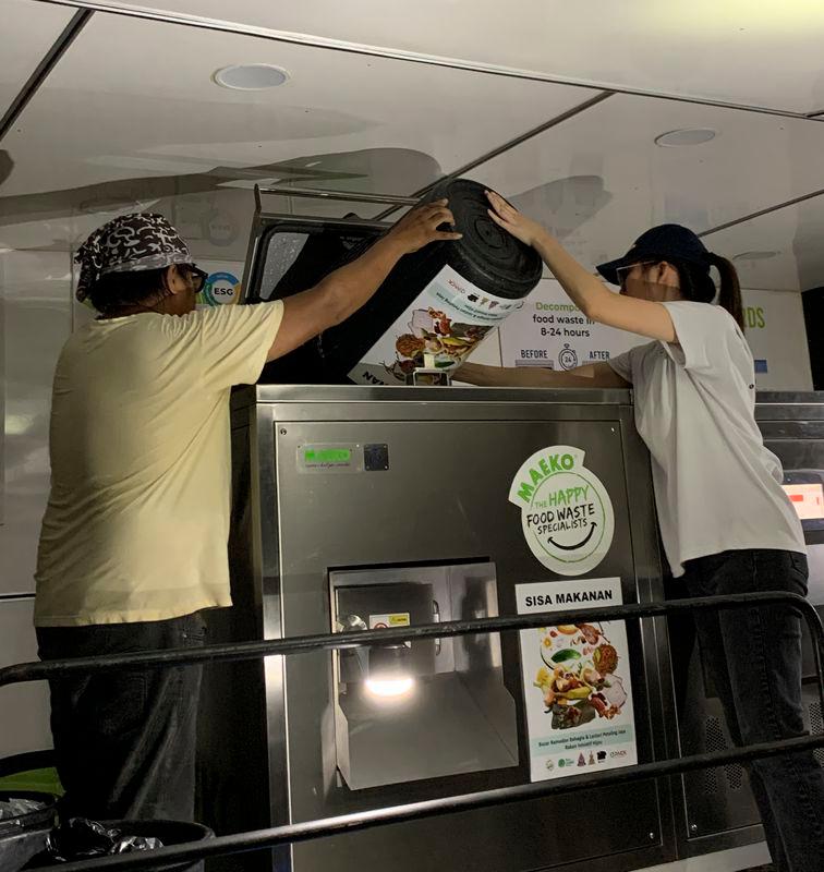 Composting tackles bazaar food waste Composting tackles bazaar food waste