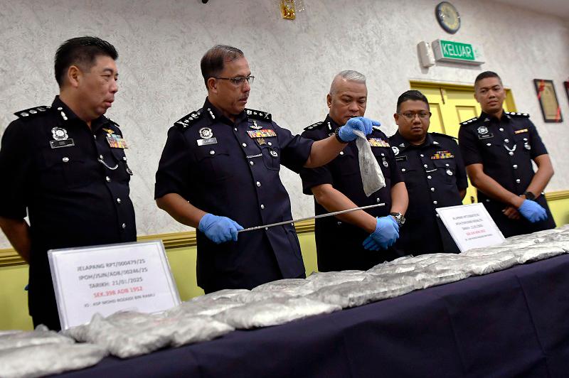 Cops detain suspected drug dealer, seize nearly 20kg of drugs