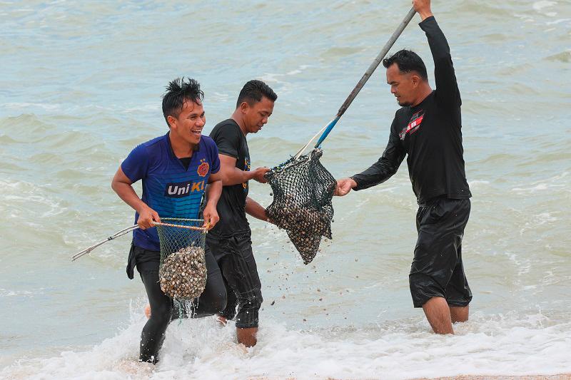 Cops issue warning against cockle collection along Dungun coastline Cops issue warning against cockle collection along Dungun coastline