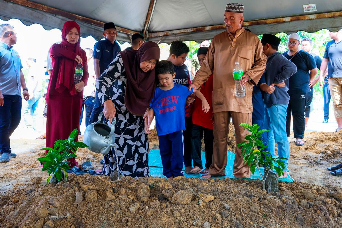 Corporal Mohd Hafizul Izham buried with police honours in Bandar Permaisuri Corporal Mohd Hafizul Izham buried with police honours in Bandar Permaisuri