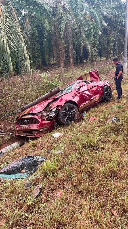 Couple in Ford Mustang dies after crash into power poles near Segamat