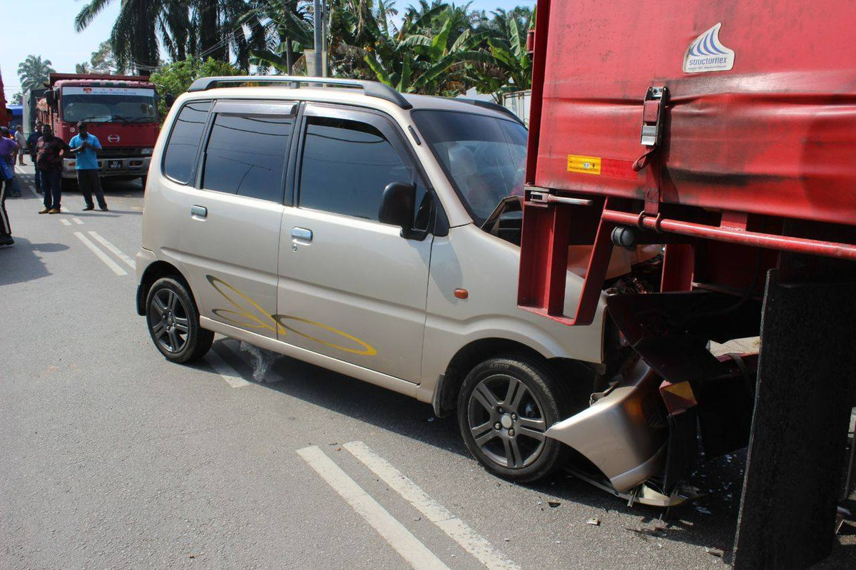 Couple tragically killed in Batu Pahat trailer collision Couple tragically killed in Batu Pahat trailer collision