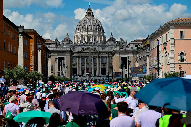 Crowds bid farewell to Pope Francis in first day of lying in state Crowds bid farewell to Pope Francis in first day of lying in state
